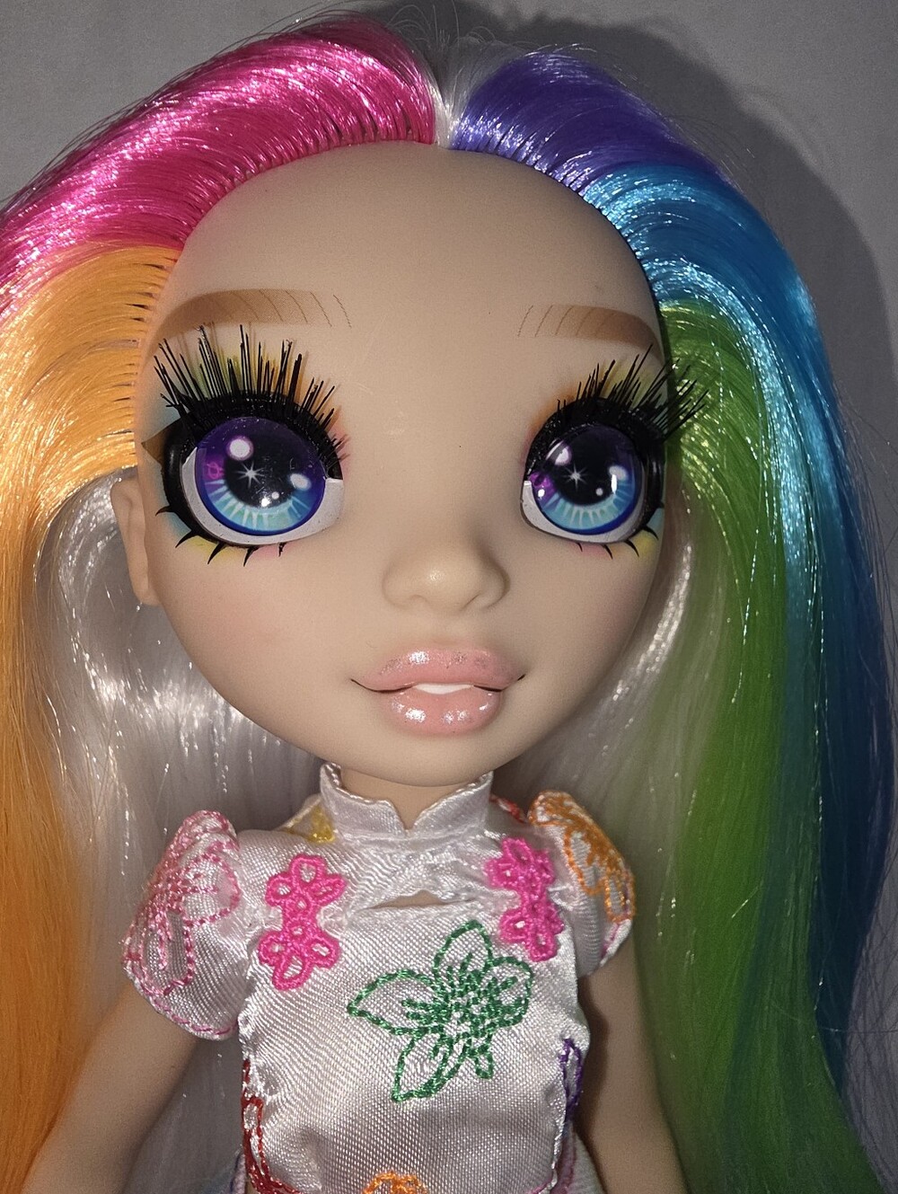 🌈 Rainbow High Amaya Hair Chalk & Style Doll - Picture 3 of 4